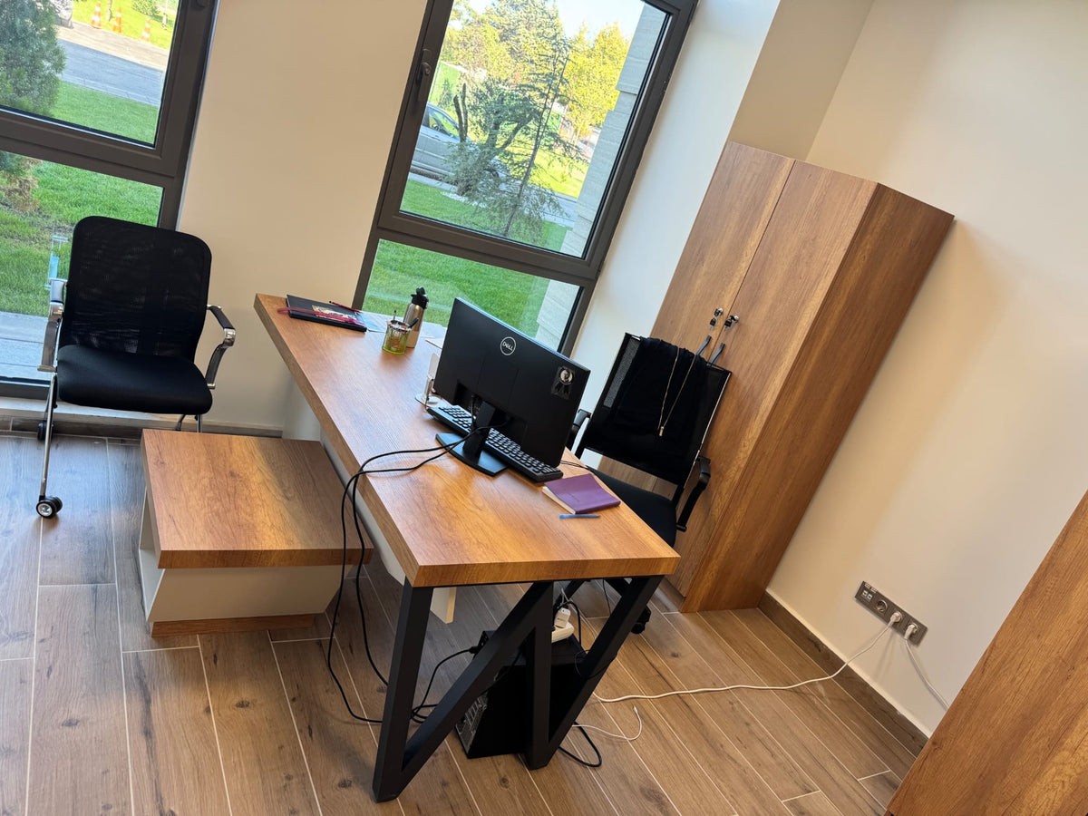 İstanbul Ofis Mobilya Dudullu OSB okul projesi için ahşap çalışma masası, siyah ofis koltuğu ve ahşap dolap takımı.
