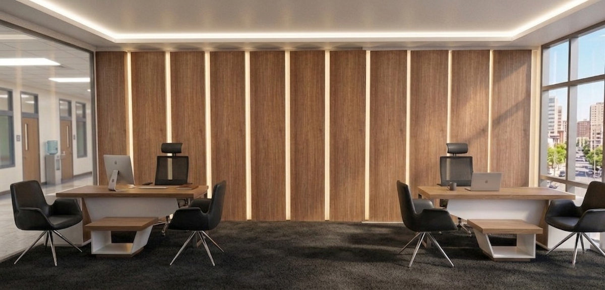 İstanbul Ofis Mobilya tasarımı modern ahşap çalışma masaları ve siyah ofis sandalyeleri ile döşenmiş okul ofisi
