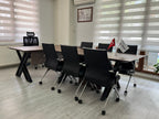 İstanbul Ofis Mobilya marka modern ahşap T toplantı masası ve siyah deri ofis sandalyeleri ile döşenmiş toplantı odası