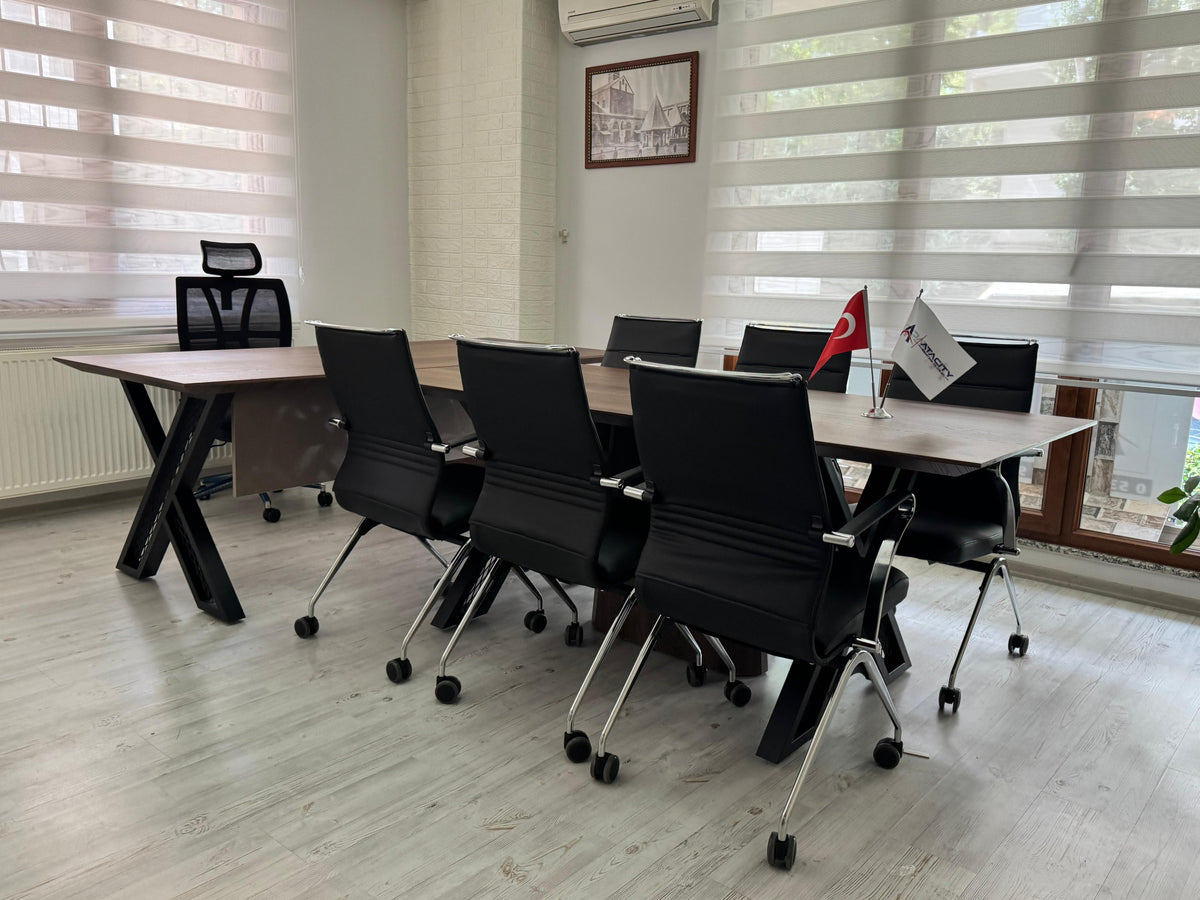 İstanbul Ofis Mobilya marka modern ahşap T toplantı masası ve siyah deri ofis sandalyeleri ile döşenmiş toplantı odası