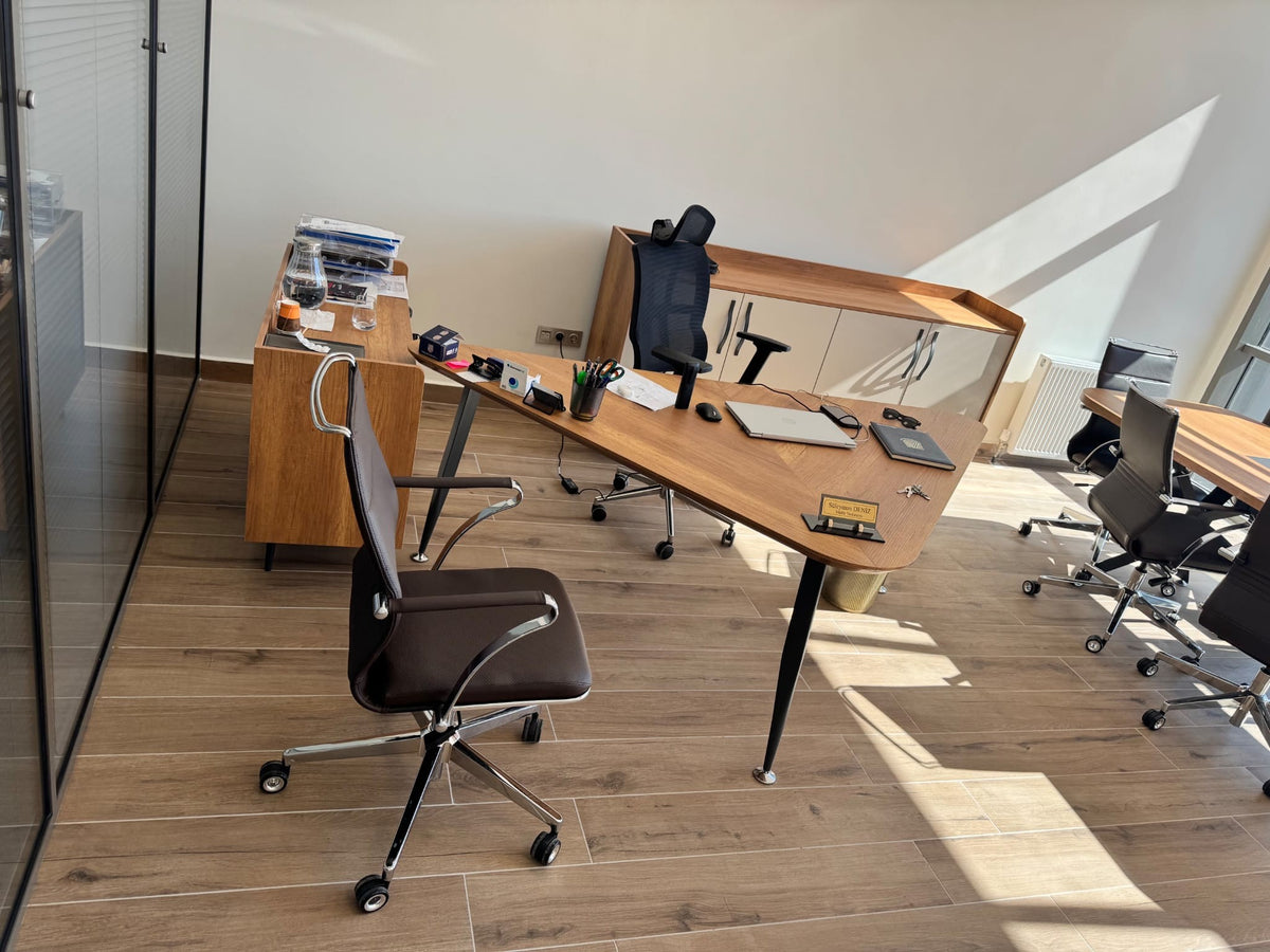 İstanbul Ofis Mobilya tarafından Dudullu OSB Atatürk Eğitim Kurumları için tasarlanmış ahşap yönetici ofis masası