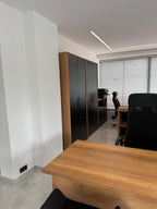 İstanbul Ofis Mobilya tasarımı siyah ve ahşap detaylı modern ofis dolabı ve çalışma masası takımı
