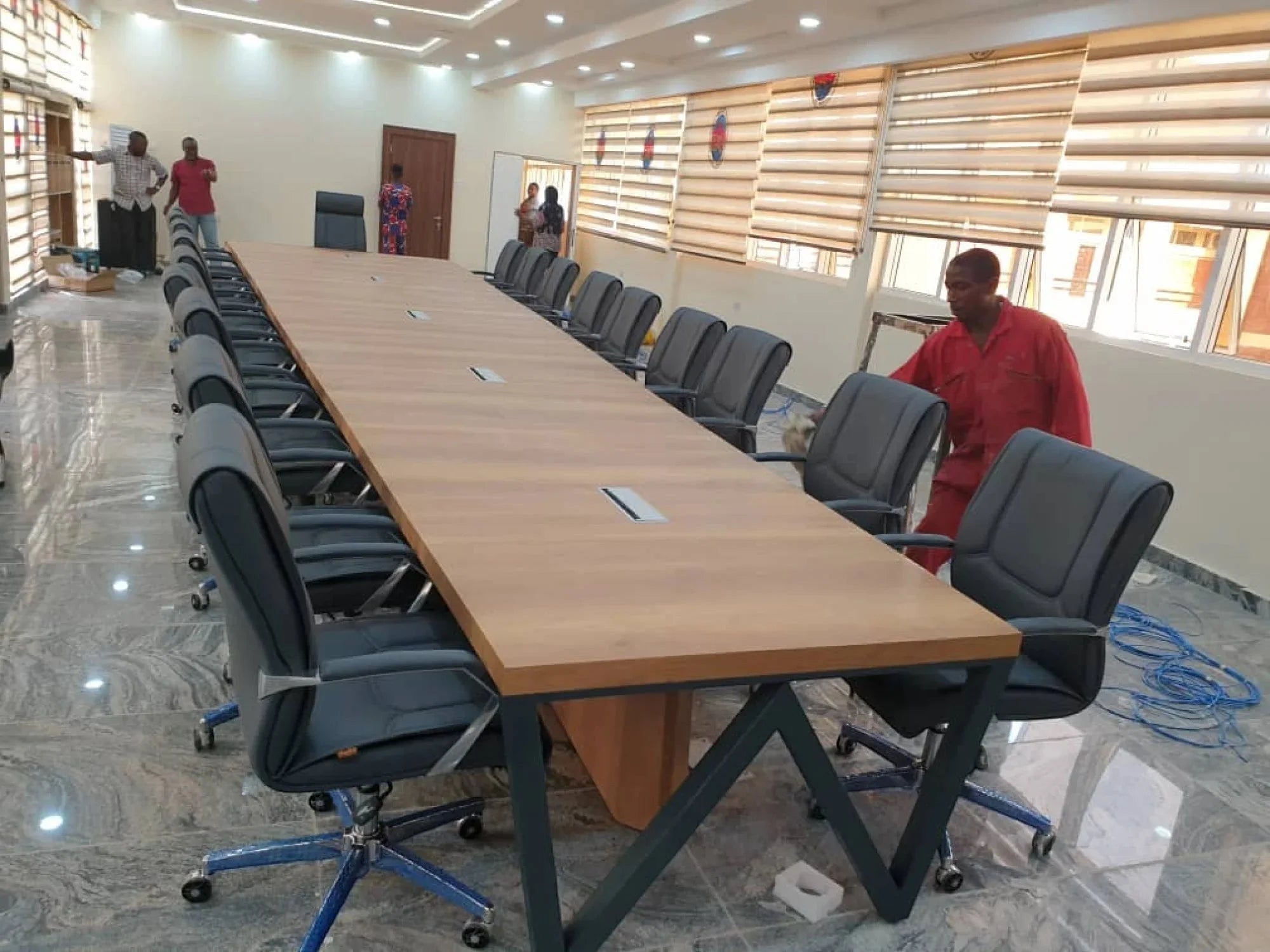 İstanbul Ofis Mobilya modern ahşap toplantı masası ve ergonomik deri yönetici koltukları ile profesyonel ofis tasarımı
