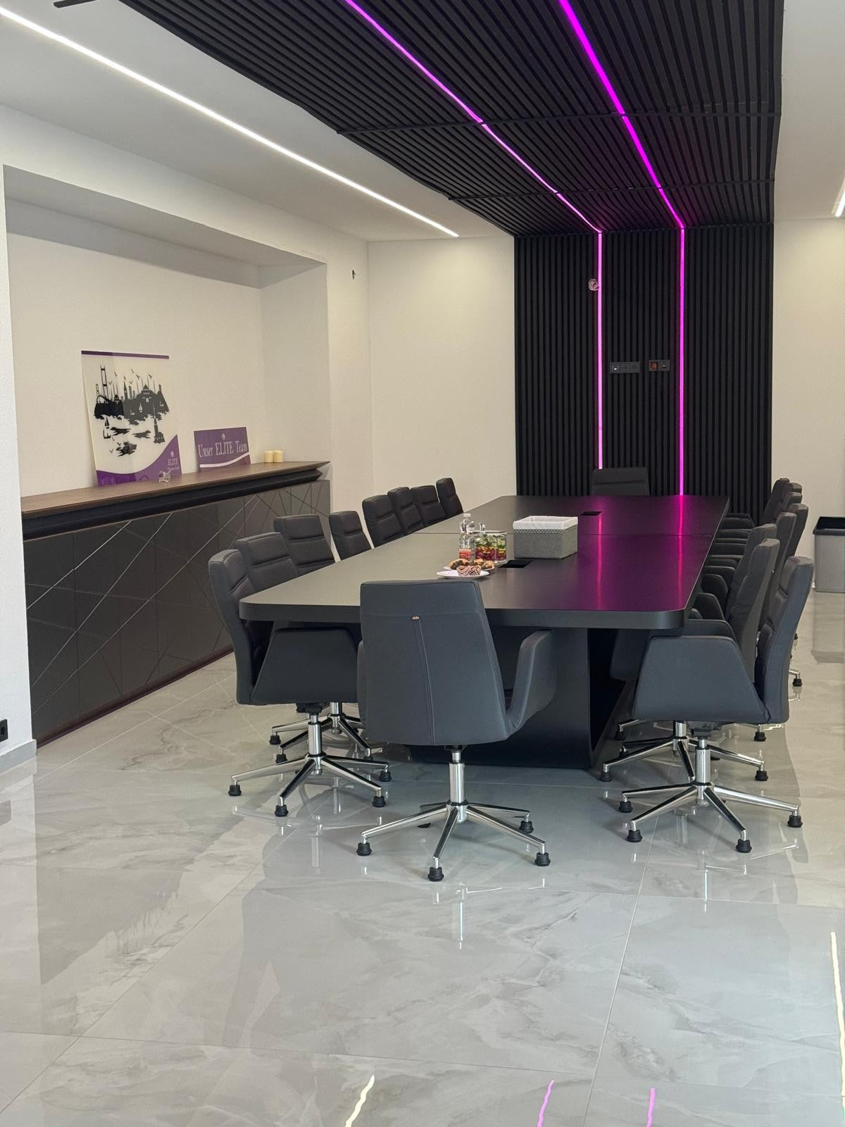 İstanbul Ofis Mobilya tasarımı modern siyah toplantı masası ve ergonomik ofis sandalyeleri ile şık ofis dekorasyonu