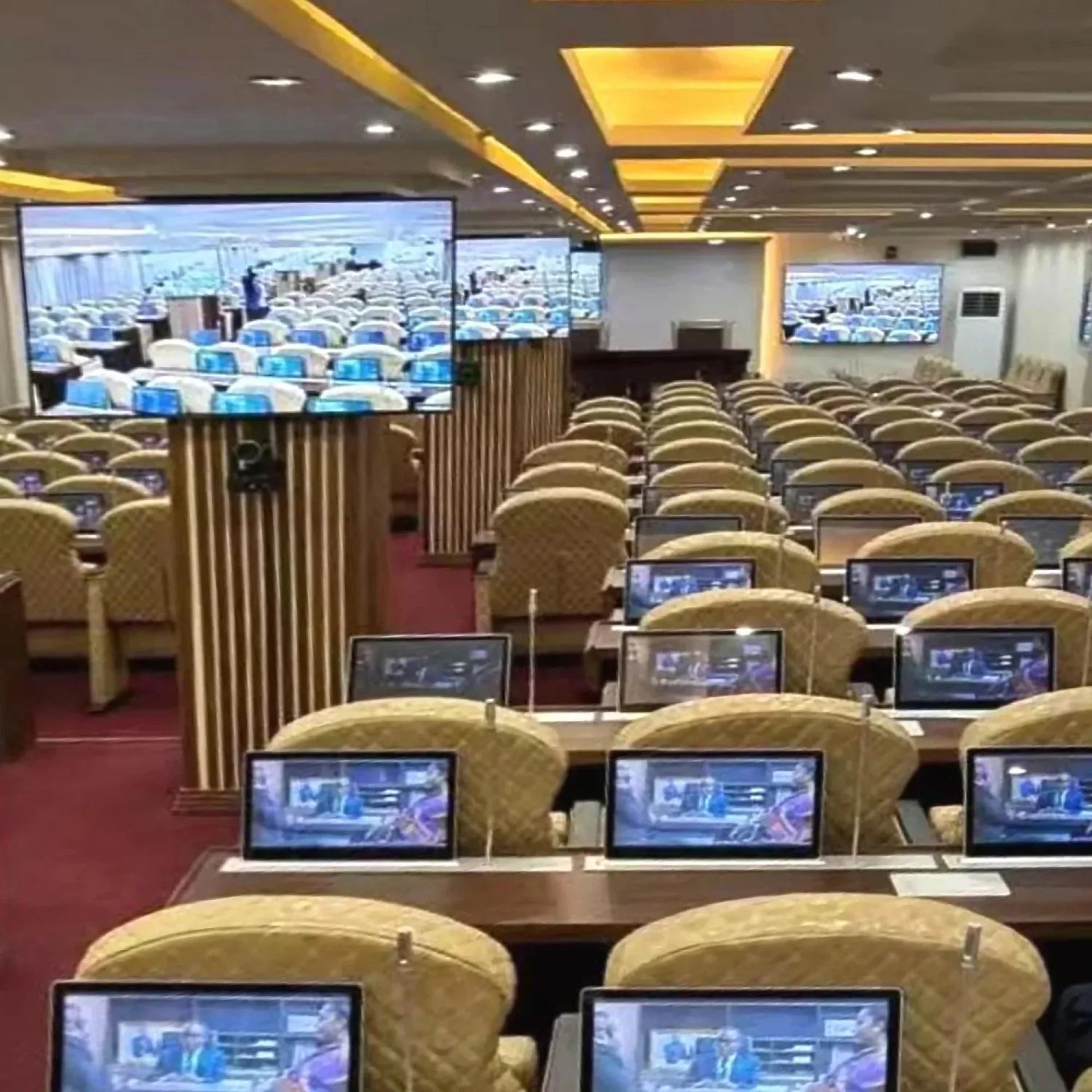 Mikrofonlu ve Tam Konferans Sistemli Ultra İnce LCD Monitör Asansörlü Toplantı Masası İstanbul Ofis Mobilya