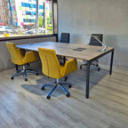 İstanbul Ofis Mobilya modern ahşap tablalı, metal ayaklı 4'lü ofis çalışma masası ve renkli ofis sandalyeleri.