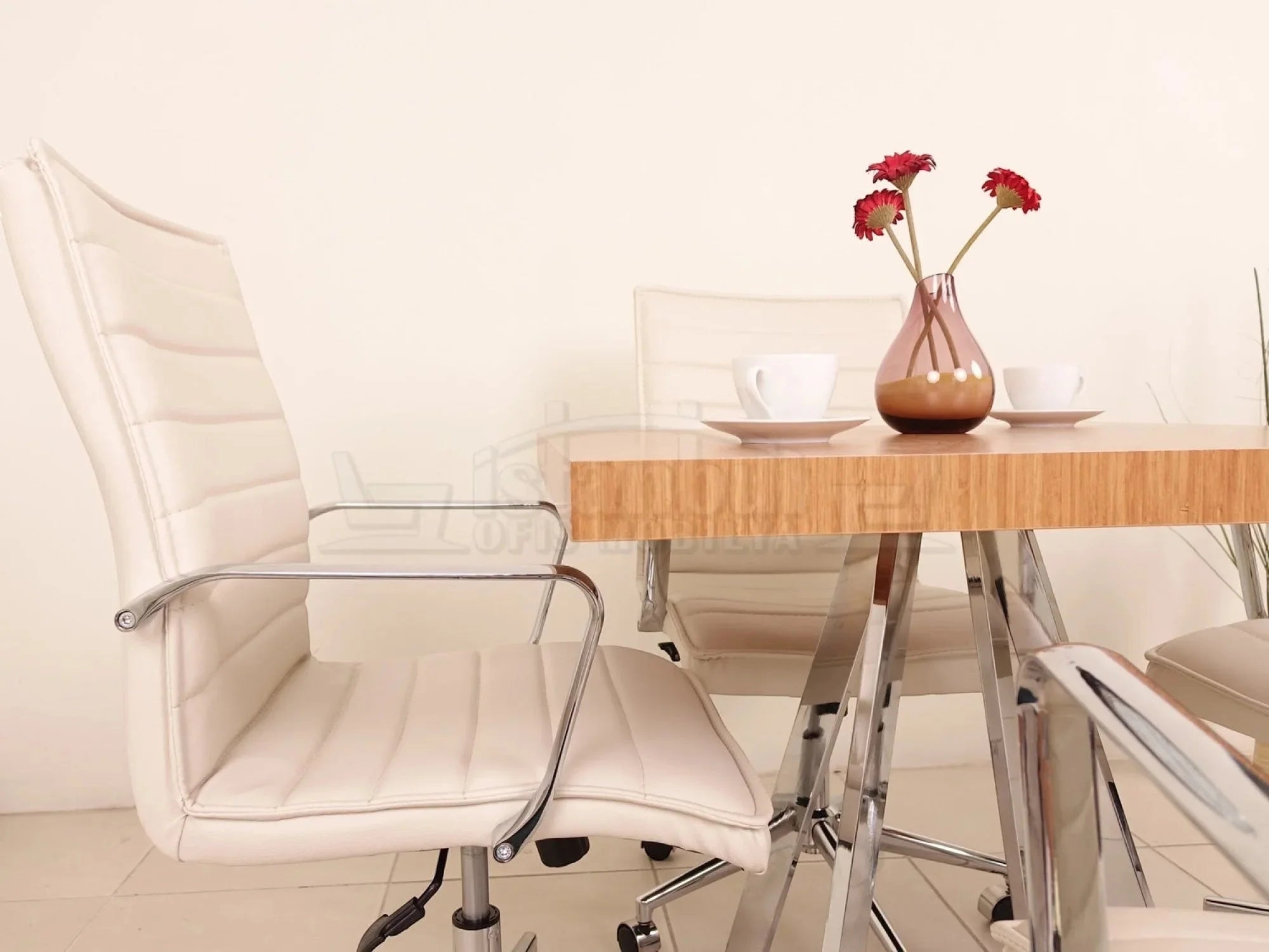 İstanbul Ofis Mobilya modern ahşap yüzeyli ve krom metal ayaklı kare ofis toplantı masası
